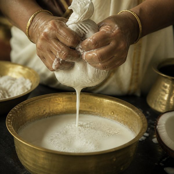 Grated coconut / extracting coconut milk